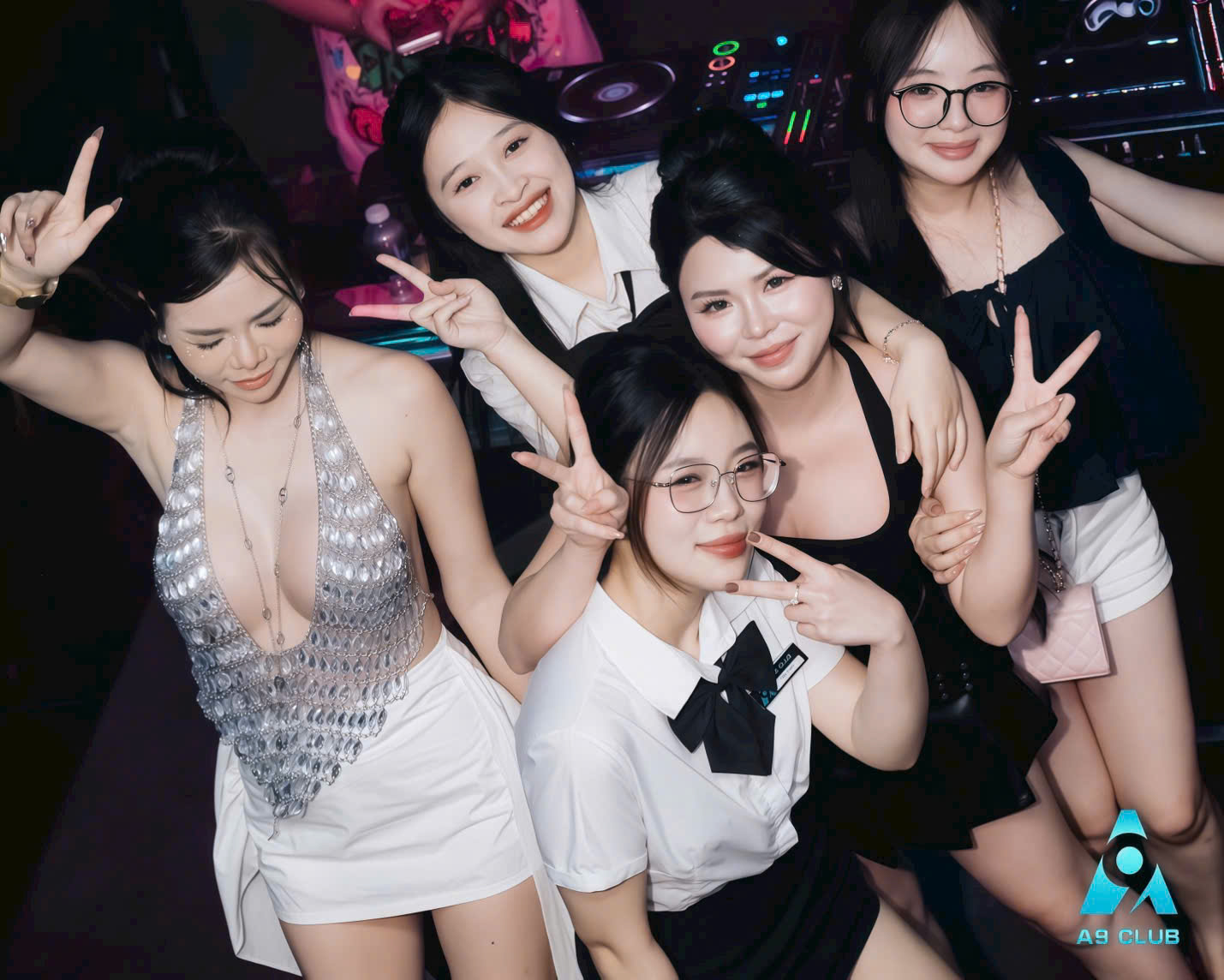 Nhóm nhân viên nữ tươi cười thân thiện