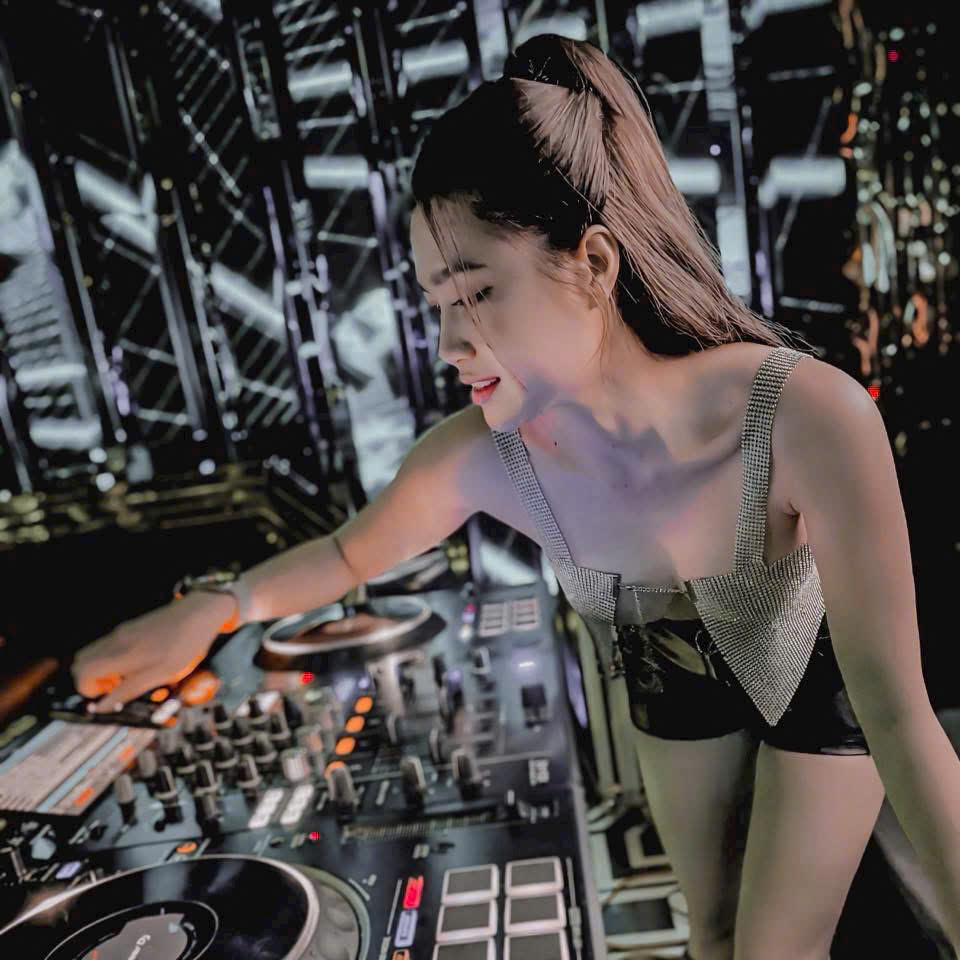 Nữ DJ biểu diễn tại bàn chỉnh nhạc