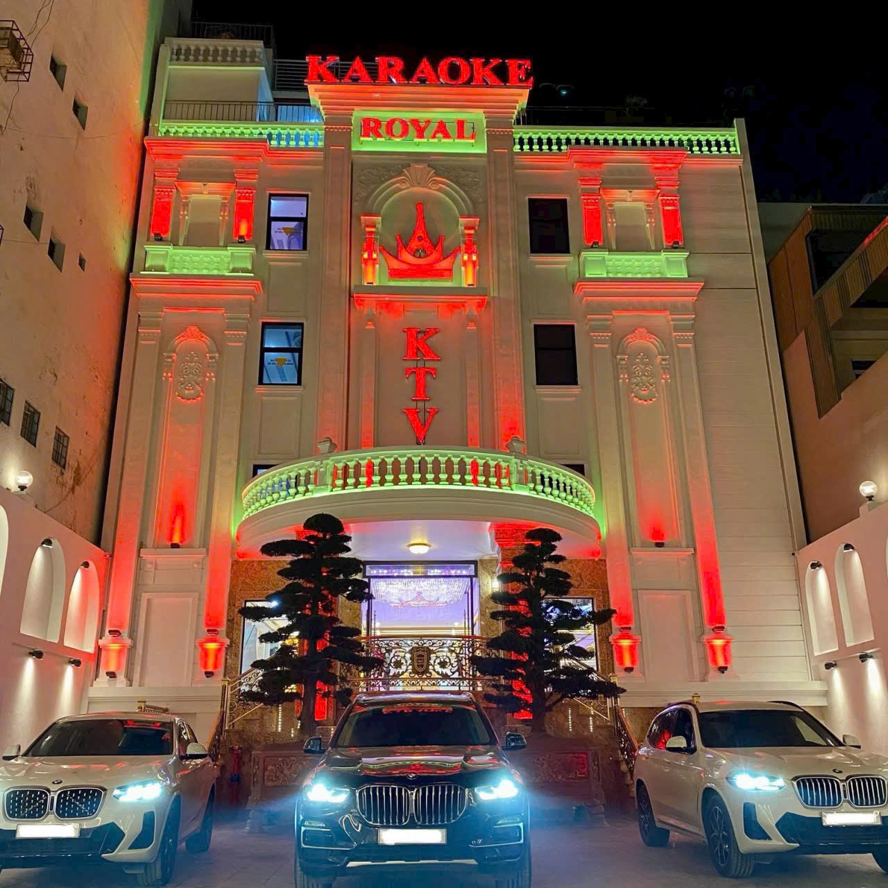 Đội ngũ nhân viên trong trang phục đen thanh lịch
