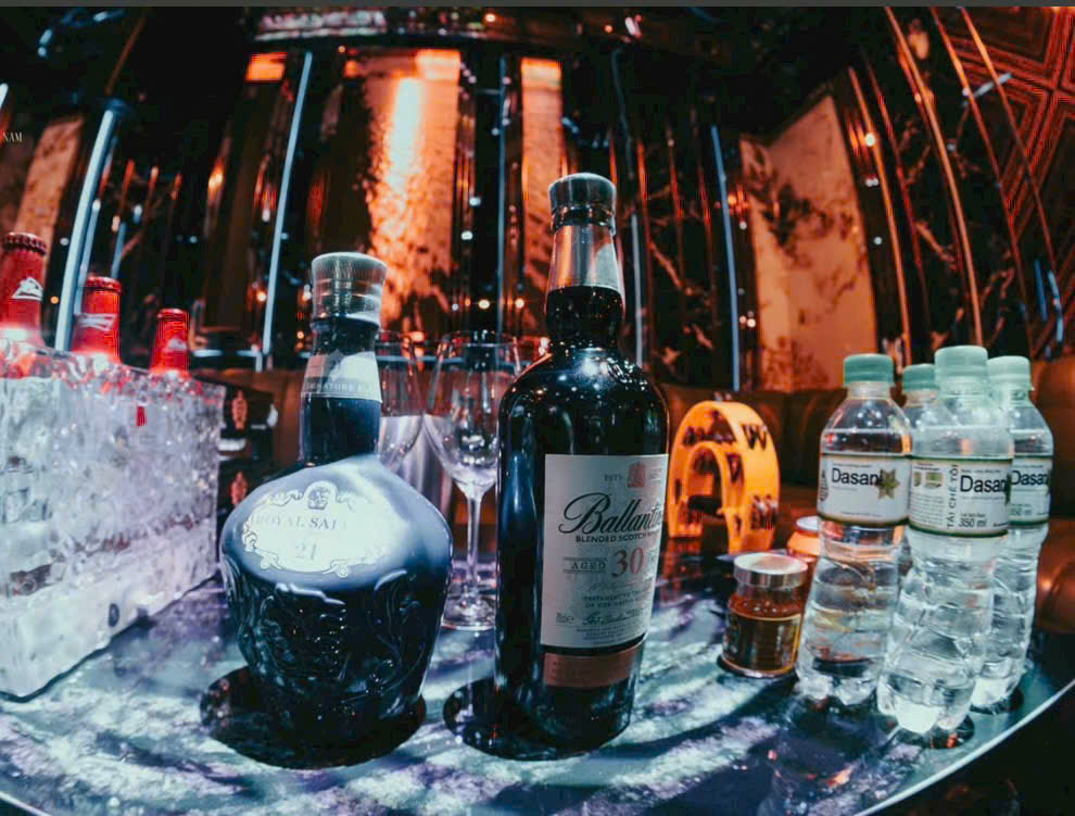 精选顶级威士忌与饮品，Ballantine's 30年，皇家KTV 97酒水服务